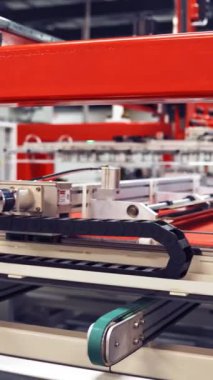 Ekolojik güneş sistemi üretiyor. Fabrika dikey videosunda güneş paneli sistemi imalatı