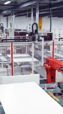 Sanayi robotu faktör olarak çalışıyor. Fabrika dikey videosunda güneş panelleri üretiliyor