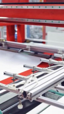 Fabrikada güneş paneli üretimi. Güneş panellerinin endüstriyel imalatında robot makine aracı