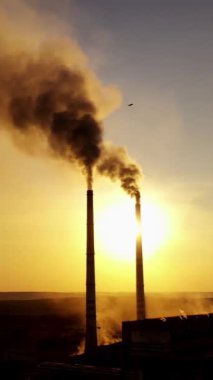 Elektrik santralinin üzerinde havadan görüş. Bacalardan çıkan dumanlı elektrik santralinin hava görüntüsü.