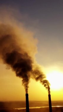 Fabrika boruları tütüyor. Ağır dumanlı sanayi bacaları hava kirliliği sorununa yol açıyor.