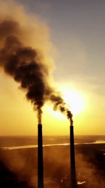 Tütsülenmiş sanayi manzarası. Fabrikadan çıkan dumandan kaynaklanan kirlilik