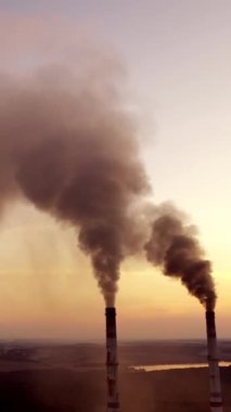 Duman endüstriyi kirletiyor. Hava kirliliği ve iklim değişikliği temalı Dikey video