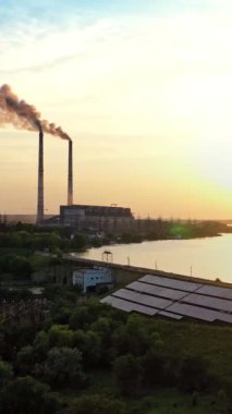 Gün batımında nehrin havadan görünüşü. Muhteşem altın gün doğumu dikey video manzarası