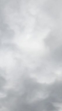 Gökyüzünde dramatik bulutlar oluşuyor. Yağmur bulutları atmosferde hareket eder. Düşük açı. Zaman ayarlı. Dikey video