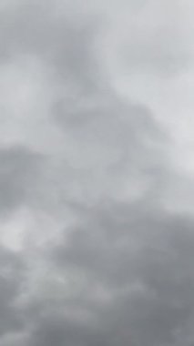 Gri bulutlar ufku kapladığı için gökyüzü görülemiyor. Düşük açı. Zaman ayarlı. Dikey video