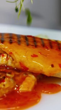 Soslu nefis pita. Aşçı yeşil lahanayla bir tabak süsler. Yemek servisinden önce, restoranın şefi dekorasyonu tamamlar. Yakın çekim. Dikey video