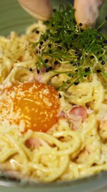 Tabakta leziz bir aperatif. Şef yeşil lahanayla lezzetli yemekler hazırlıyor. Sağlıklı yiyecekler. Bir restoranda yemek hazırlamak. Dikey video