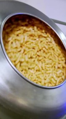 Dönen ve karıştıran iki metal çerez deposu. Modern fabrikada lezzetli abur cubur üretimi. Dikey video