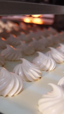 Taze kremalı şekerlemelerle yavaşça taşıma bandı. Kapatın. Tatlı vanilyalı tatlılar kurutucudan geliyor. Dikey video