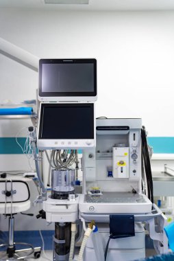 Ameliyathanede tıbbi ekipman var. Hastane ameliyathanesinde monitörlü bir tıbbi vantilatör..