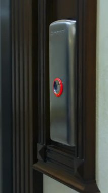 Adamın eli asansör düğmesine basıyor. Ofiste ya da otelde asansör düğmesine basan adam. İlerleme konsepti. Yakın plan. Dikey video
