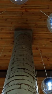 Lamba topları olan modern tavan. Koridorda bir sürü yuvarlak ışık topu asılı duruyor. Kahverengi arka planda güzel cam ampuller. Dikey video