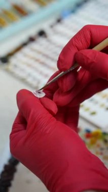 Doktorun elindeki yapay plastik insan gözü. Göz nakli. Göz protezi. - Yakın çekim. Dikey video