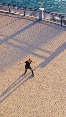 Modern dans sahneleyen dansçı Dikey video