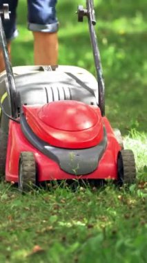 Çim biçme makinesi dikey video kesiyor