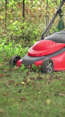 Güçlü kırmızı çim biçme makinesi dikey video