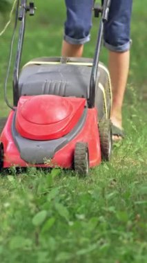 Bahçedeki çim biçme makinesi Dikey video