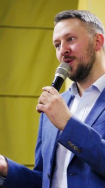 Konferans Toplantısında Sunucu Olay Dikey Videosu