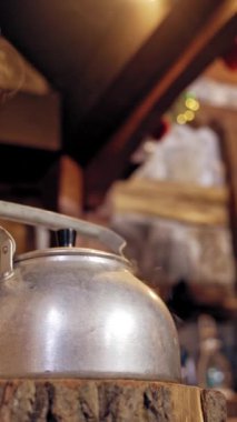 Noel Baba çay yapıyor Dikey video