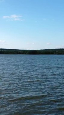 Nehir dikey videosunun güzel doğal manzarası