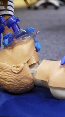Mavi hastane battaniyesinde tıbbi erkek kukla. Eğitim için tıbbi malzemeler. Sağlık görevlileri için eğitim videosu. Dikey video