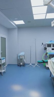 Yenilikçi aletlerle dolu boş bir ameliyathane. Klinikte çalışmak için gerekli tüm aletlerin bulunduğu modern cerrahi odası. Yörünge görüntüsü. Dikey video