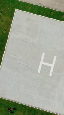 Boş park yeri. Ortasında H harfi olan arabaları park etmek için kare bir yer. Sahada modern park yeri. Üst hava manzarası. Hareket yok. Dikey video
