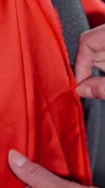 Dikiş deseniyle çalışan bir kız. Manken dikey video ile ölçüm yapan kadın moda tasarımcısı