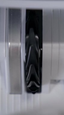 Karşı makinenin işi. Para sayma ekipmanı. Elektronik banknot sayacı. Avro banknotlarını sayıyor. Finans sektörü konsepti. Yakın plan. Dikey video