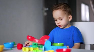 Küçük çocuk için oyun eğitimi. Küçük çocuk renkli oyuncaklarla oynuyor..