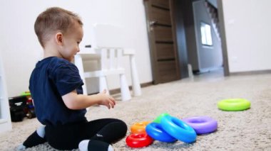 Renkli oyuncaklarla oynayan küçük çocuk. Eğitimli küçük çocuk.