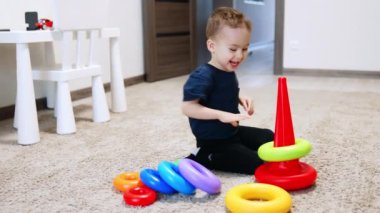 Oyuncaklarla çocukluk eğitimi aktivitesi. Yerde oynayan renkli bir oyuncak..