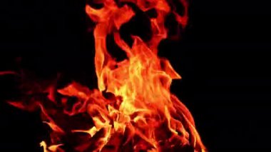 Ateş kırmızı alevle parlıyor. Sıcak şömine turuncu yanıklarla parlıyor..