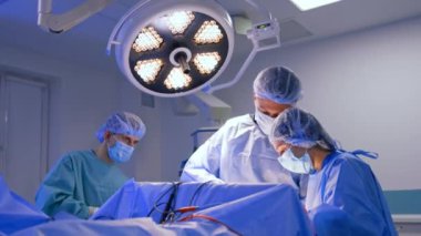 Ameliyathanede birlikte çalışan doktorlar. Hastanede steril konsept operasyonu.