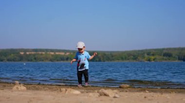 Güneşli bir günde yaz oyunu. Kumsalda oynayan küçük bir çocuk..