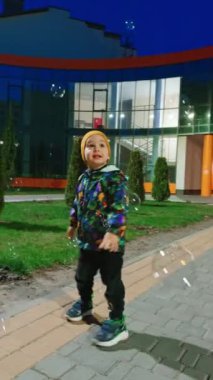 Akşam vakti küçük bir çocuğun yanından geçeceğiz. Yaz çocuğu hafta sonu eğleniyor..