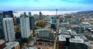 Seattle şehir merkezinin yukarıdan görünüşü. Şehir binaları manzaralar.
