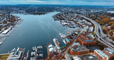 Şehir merkezindeki Amerikan insansız hava aracı görüntüsü. Havadan Seattle şehri manzaraları.