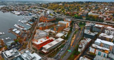 Şehir binalarının manzaraları. Seattle şehir merkezindeki tepeden aşağı hava manzarası.