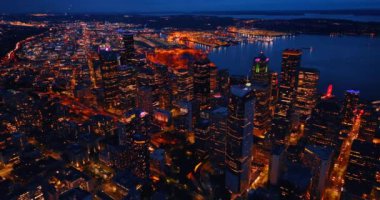 Amerika Birleşik Devletleri Seattle şehri hava görüntüsü. Binalarla gece hayatı drone hareketi.