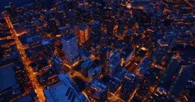 Binalarla gece hayatı insansız hava aracı hareketi. Amerika Birleşik Devletleri Seattle şehri hava görüntüsü.