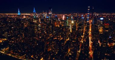 Gece Amerikan şehri havadan çekimi. New York modern şehir metropolü.