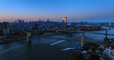 Şehir merkezinde gece hayatı inşa ediyor. Aydınlatılmış New York caddeleri havadan çekim.