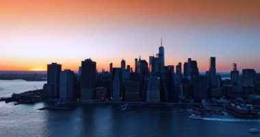 Turuncu gün batımında New York 'un gölgesi. Manhattan siluet şehri.