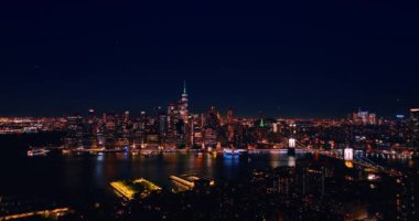 Gece New York İHA 'sı uçuyor. Amerikan şehir merkezi akşam ışıkları.