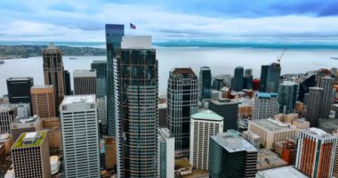 Amerikan iş bölgesi uçuşu bitti. Hava manzaralı gökdelenler Seattle şehri.