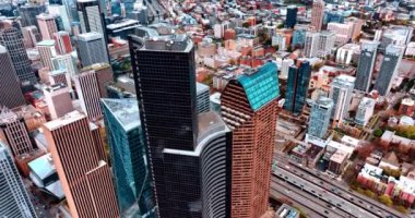 Hava manzaralı gökdelenler Seattle City. Amerikan iş bölgesi uçuşu bitti..