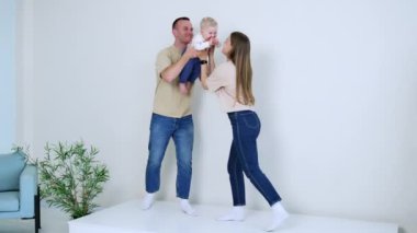 Birlikte vakit geçirin. Mutlu mutlu aile eğleniyor.