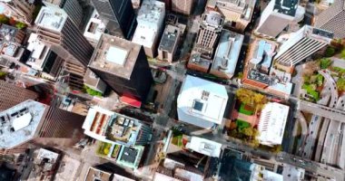 Amerikan şehri Seattle hava manzaralı. Washington eyalet merkezi İHA uçuşu.